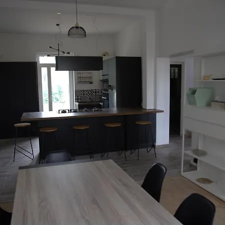 Maison De 100 M2 Equipee De 4 Chambres. *