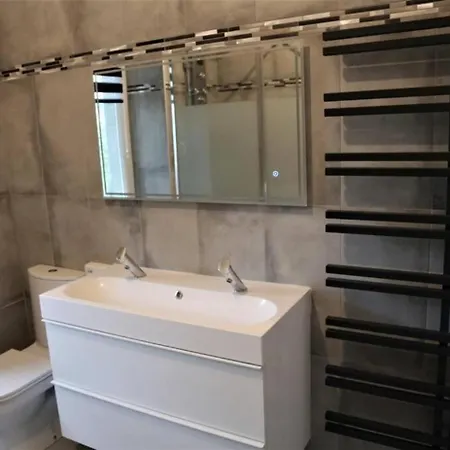 Maison De 100 M2 Equipee De 4 Chambres. Villa