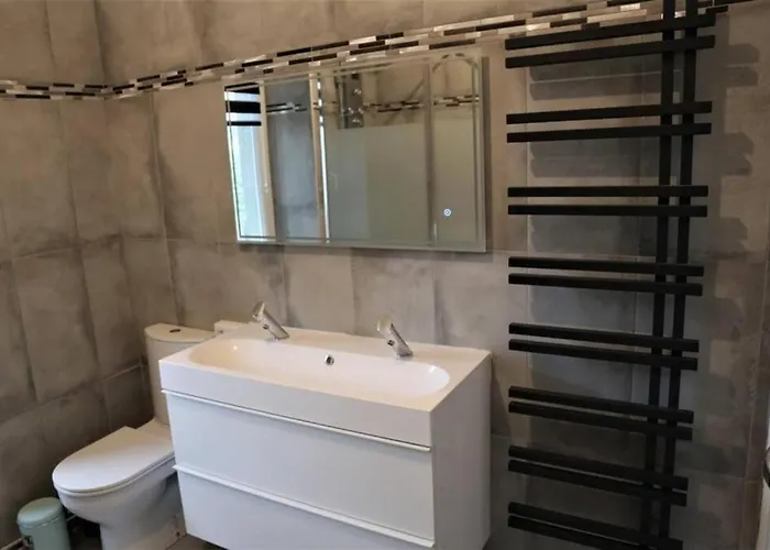 Maison De 100 M2 Equipee De 4 Chambres. Villa